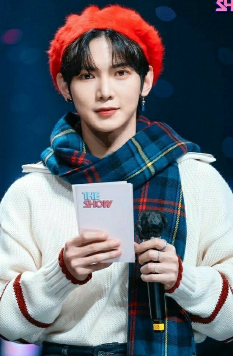 Athlete Jh x Sports Anchor Ys

"God, he's so beautiful" Jh murmured to his teammate, completely unaware that his mic was still on. The room was silent for a few beats until it erupted in laughter

All Jh has ever known was competition, ice and winning. He was sitting at the press