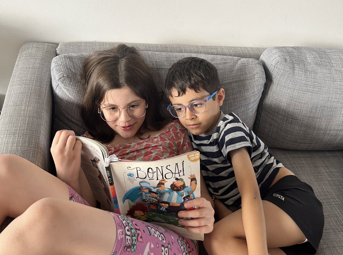 Los peques redescubriendo los tesoros de las hermanas mayores. Que lindo proyecto fue bonsai 
<a href="/casciari/">Hernán Casciari</a>