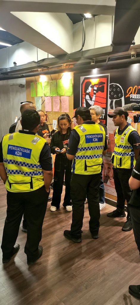 firdaus_h's tweet photo. Yesterday, before moderating a discussion at Freedom Film Fest, I was told the authorities were present, and to let audience know too. Today, again, they turned up. 

If the madani govt is serious about reforms, why are we still resorting to tired intimidation tactics like this? https://t.co/I4GwjrWIX7