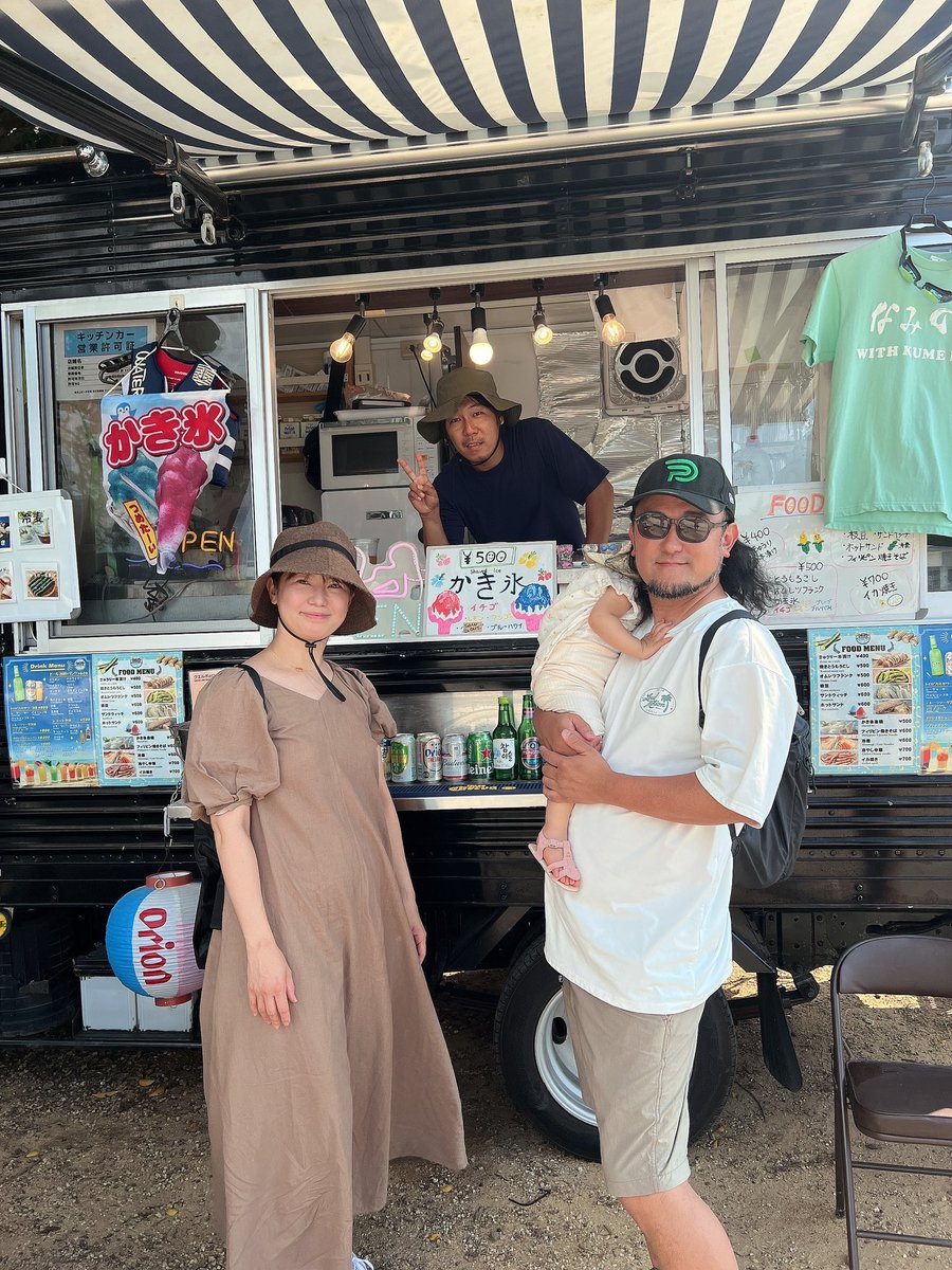 gotohell0216's tweet image. 8月4日 日 那覇市
気づけば8月に入っていたが、相変わらずキッチンカーでバイトしているひーらくん
去年の12月にかなりお世話になっていた東梅さんが仕事で沖縄にきたついでに家族でわざわざビーチまで会いにきてくれた
何も聞いていなかったのでびっくりしたが、とても嬉しかった
#9万7千勝ち