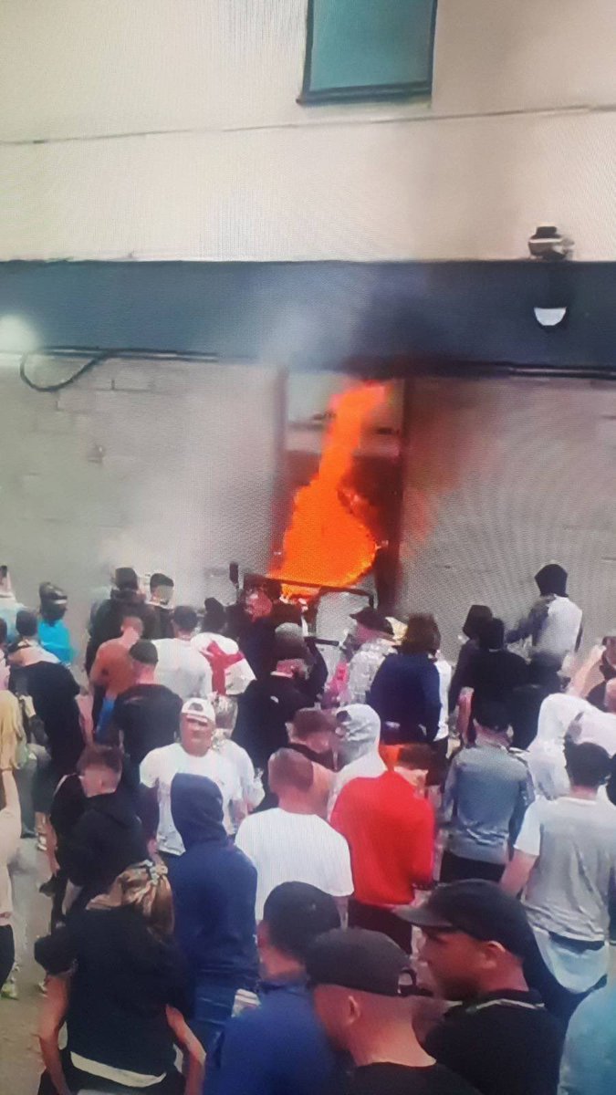 Slimbo32's tweet image. Evil racist bastards.