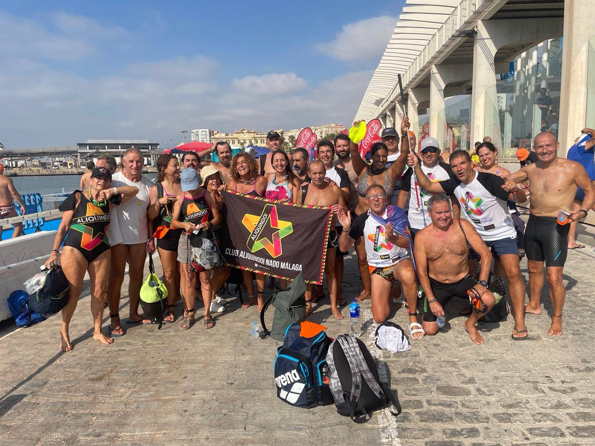 Y por supuesto.... también presentes en la travesía del puerto de Málaga 
💚💜🏊