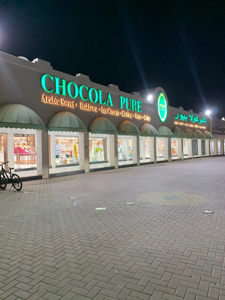 AkASign3dSign's tweet image. The image showcases the signage for &quot;Chocola Pure,&quot; a business specializing in Arabic sweets, baklawa, ice cream, coffee, nuts, and cakes. This signage was created by Al Khat Al Areed Signage