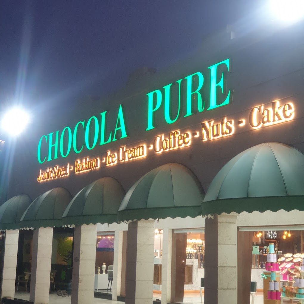 AkASign3dSign's tweet image. The image showcases the signage for &quot;Chocola Pure,&quot; a business specializing in Arabic sweets, baklawa, ice cream, coffee, nuts, and cakes. This signage was created by Al Khat Al Areed Signage