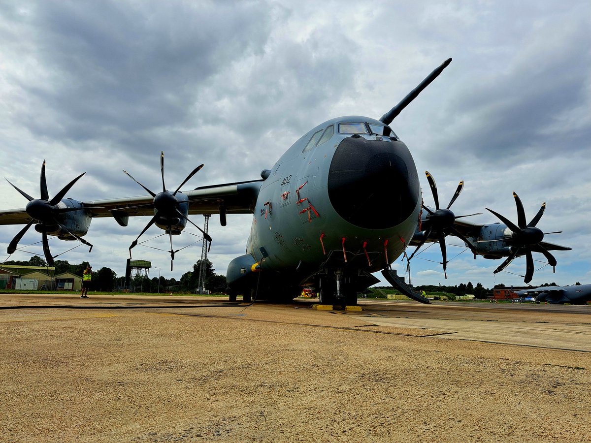 Robhereagain's tweet photo. @thresholdaero @CdrAirWgAMF @StnCdrBZN And me
Thank you to everyone that organised and allowed access, really is appreciated. The pub at Thrupp thought so to as had meal there after😄😄
#thresholdaero #photoshoot
@Thrust_Aviation @flightlineuk @USAS_WW1 @zaphod58 @SR_Planespotter @scottiebateman @BlickyIan https://t.co/l0pPURSynN