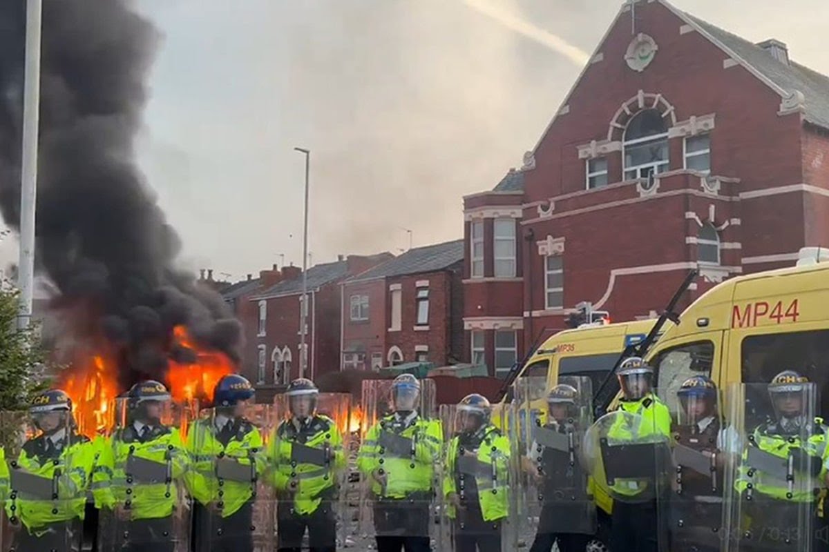 boroscq's tweet image. 🧵Hilo sobre la revueltas en Europa tras los ataques a civiles por parte de islamistas.

Europa enfrenta un aumento de violencia relacionada con la inmigración ilegal y la integración del Islam. La islamización de Europa y su impacto sociopolítico requiere una respuesta eficaz.👇