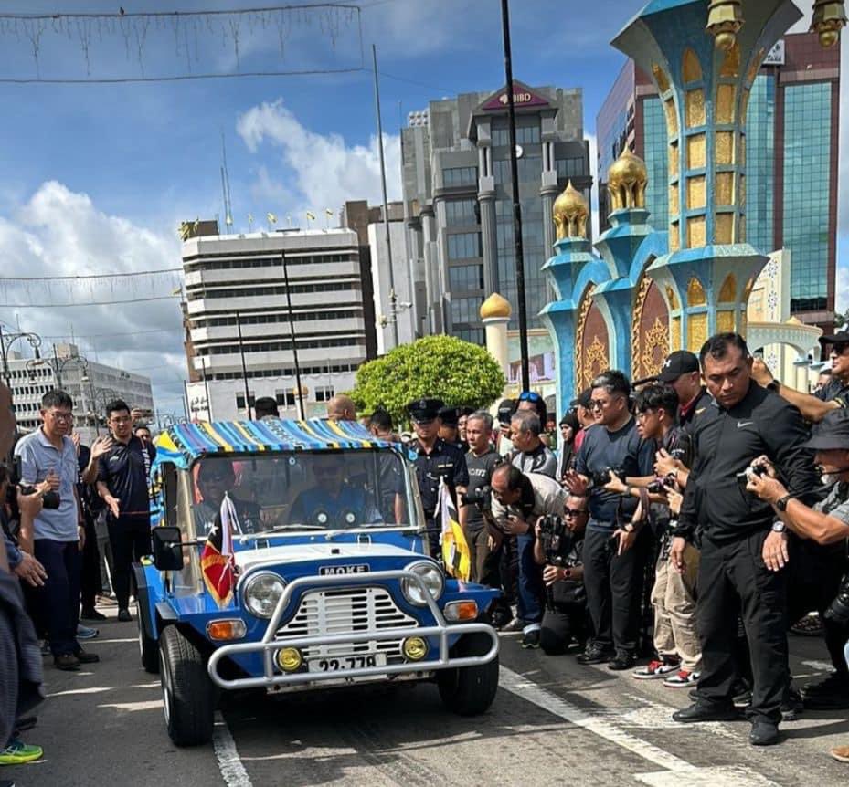 πΈπππ© ππππππ ππΏπ³πΉπ±πΈπ¬ (@realalextilman) on Twitter photo On 20th of May, His Majesty Sultan Haji Hassanal Bolkiah of Brunei made a state visit to Timor-Leste. During the visit, President <a href="/JoseRamosHorta1/">JosΓ© Ramos-Horta</a> gave him his Mini Moke as a gift. Here is the Mini Moke, now making rounds around Bandar Seri Begawan with its famous new owner. π On 20th of May, His Majesty Sultan Haji Hassanal Bolkiah of Brunei made a state visit to Timor-Leste. During the visit, President <a href="/JoseRamosHorta1/">JosΓ© Ramos-Horta</a> gave him his Mini Moke as a gift. Here is the Mini Moke, now making rounds around Bandar Seri Begawan with its famous new owner. π