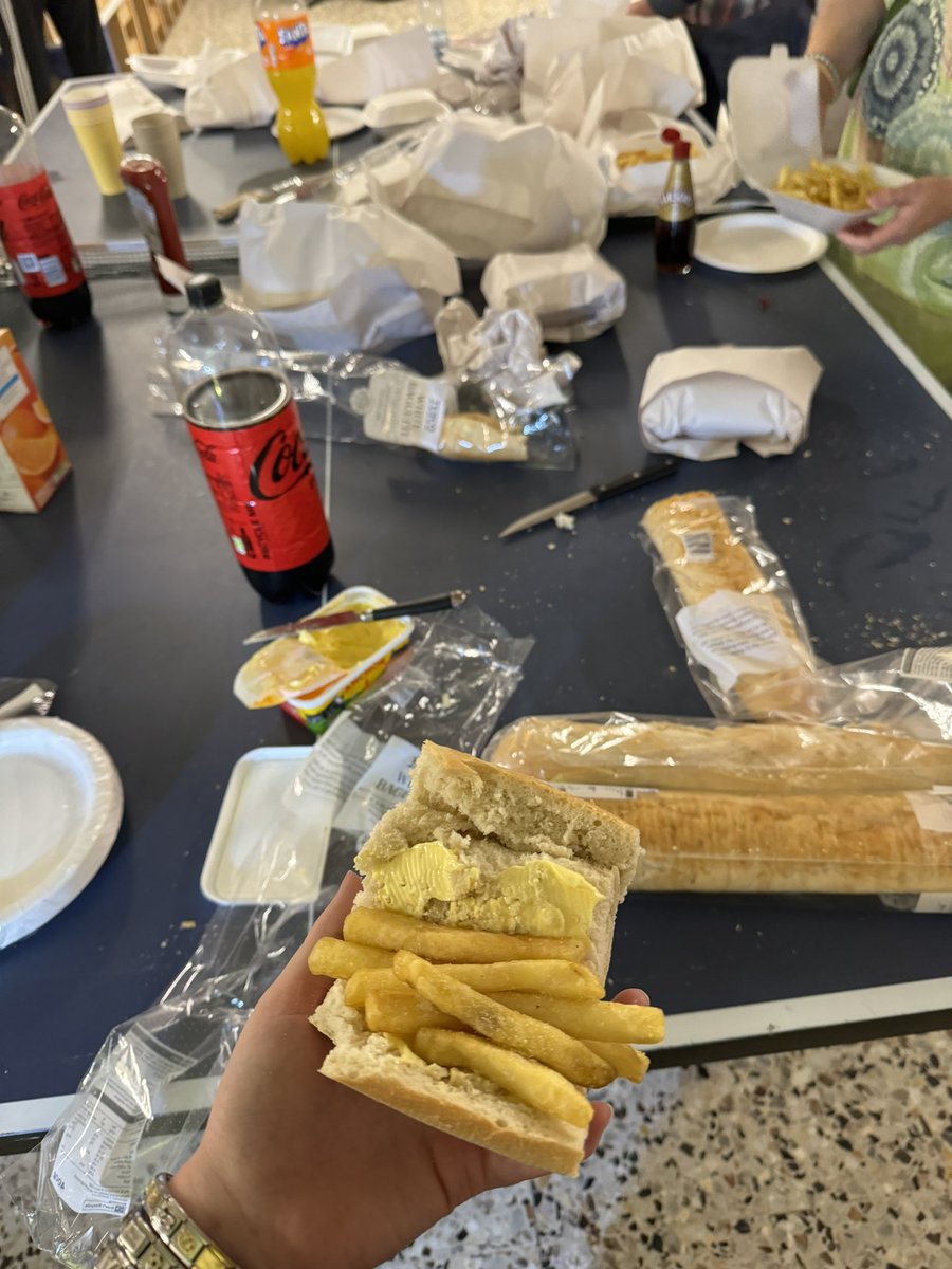 Tell me <a href="/leemengo/">leemengo</a> was responsible for dinner without telling me Lee Mengo was responsible for dinner…
#DinnerOfLegends #ItsChipsItsChips