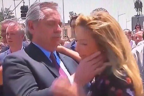 ValenSanRo's tweet photo. Así que Alberto le pegaba a Fabiola…
Les mando un saludo a las mierdas del ex Ministerio de la Mujer. https://t.co/kSk9TRfzRx