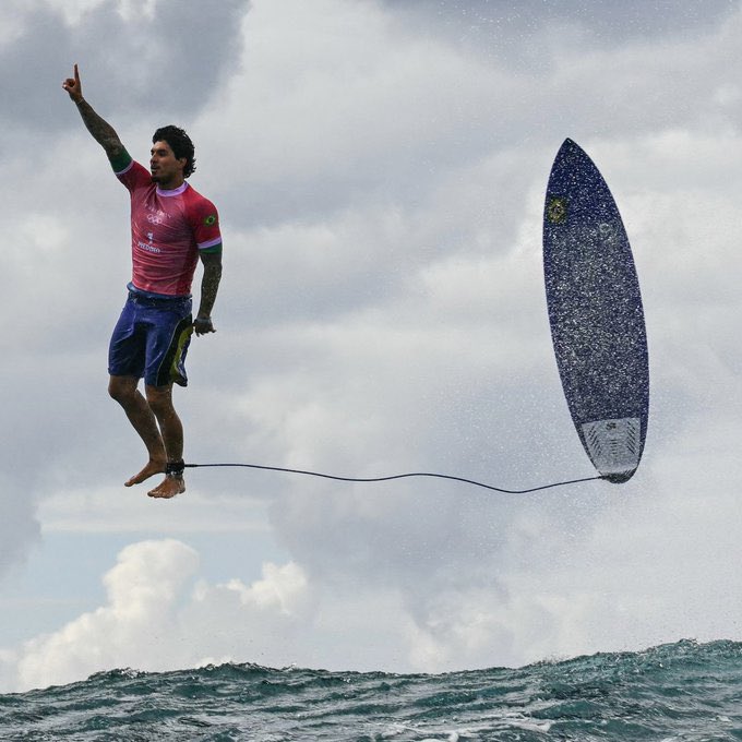 poptime's tweet photo. 🚨 OFICIAL: Foto icônica de Gabriel Medina para as Olimpíadas de Paris virou capa de caderno da “Tilibra”. https://t.co/PXMyaRQNSU