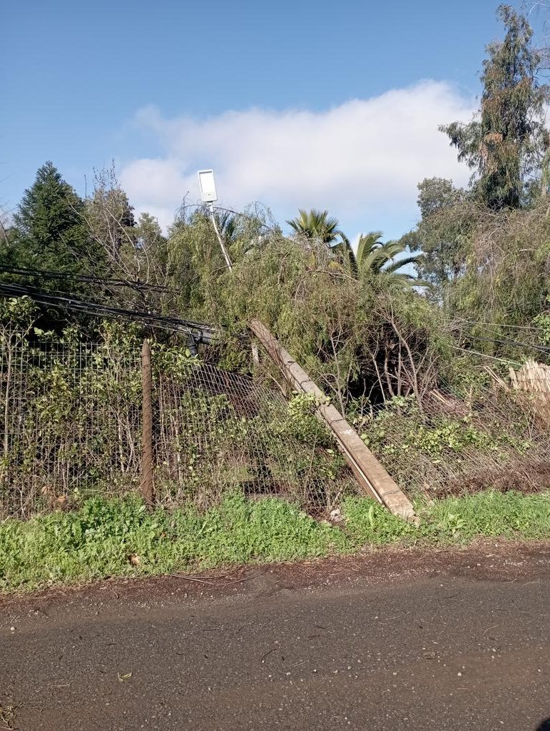 BegonaPanero's tweet photo. @EnelColina en camino san Vicente de lo arcaya uno está este poste caído sobre una casa , nisiquiera una comitiva para ver cómo está la casa que tiene un hollo en su techo debido a la caida del poste. https://t.co/iujAlXsoik