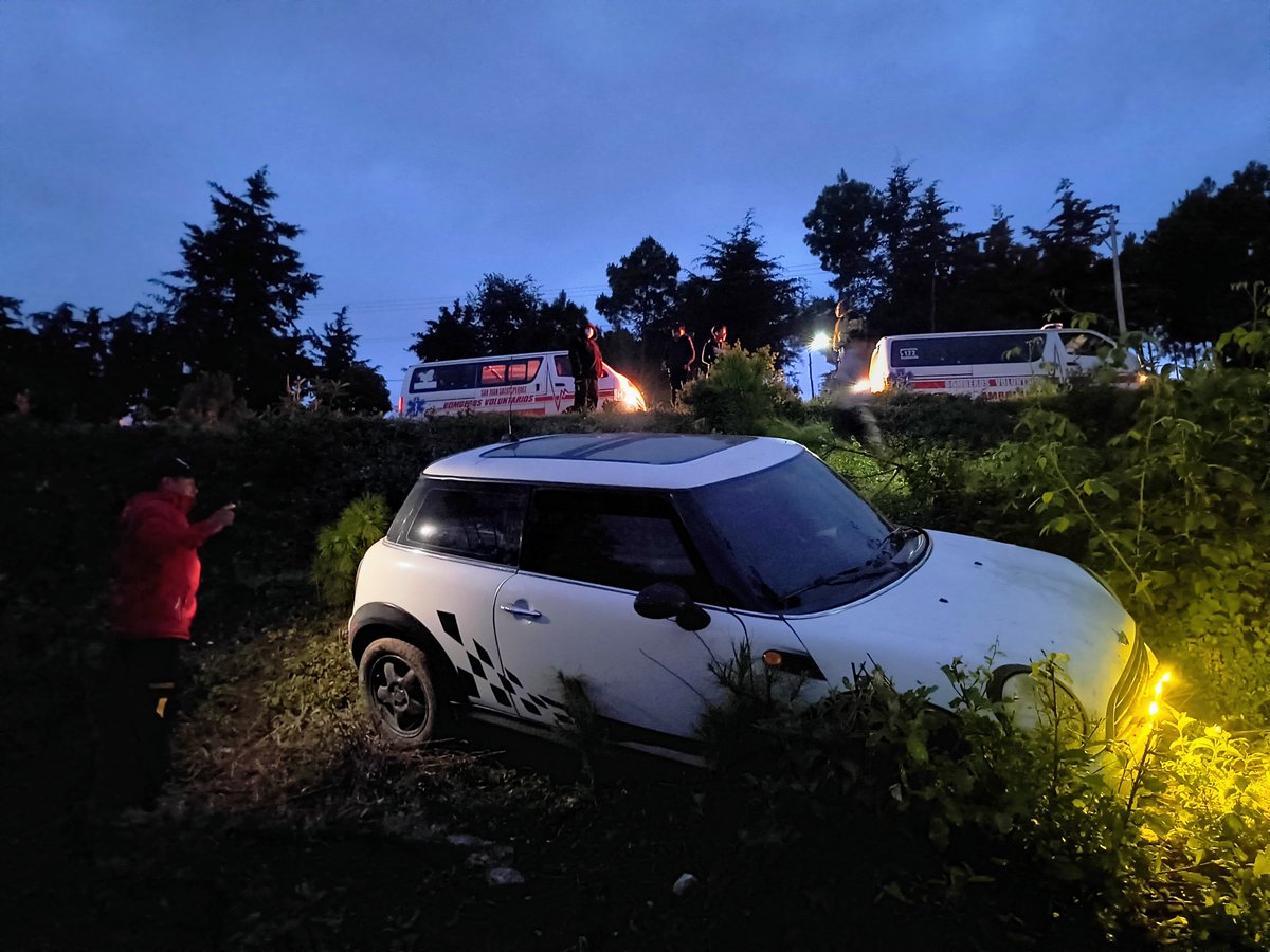 Camino a San Juan Las Trojes, San Juan Sacatepequez, vehículo cayó en hondonada; Bomberos Voluntarios de la 37 compañía, evaluaron a los tripulantes, resultaron ilesos.-
#CVBalServicio
