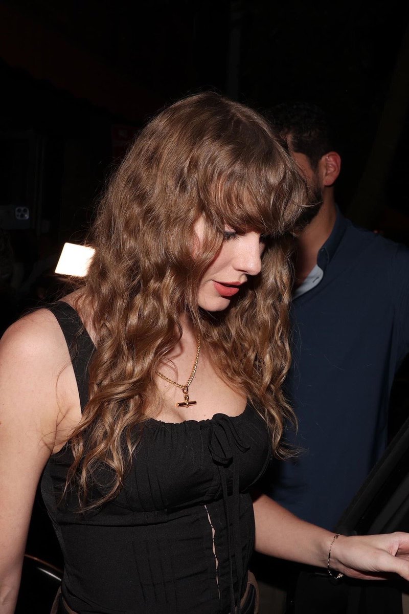 my fav taylor outfits and appearances since last year (a thread 🧵)