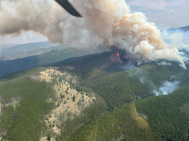 dennisbragg's tweet image. Critical day for #JohnsonFire in Southern Bitterroot. It’s burned over 200 acres. @SheriffRCSO has evac warnings 
for East Fork residents from Little East Fork to Teepee Cr. Type 3 team fighting on air &amp;amp; ground. Strong tstorms this PM. #MTfire. USFS photo