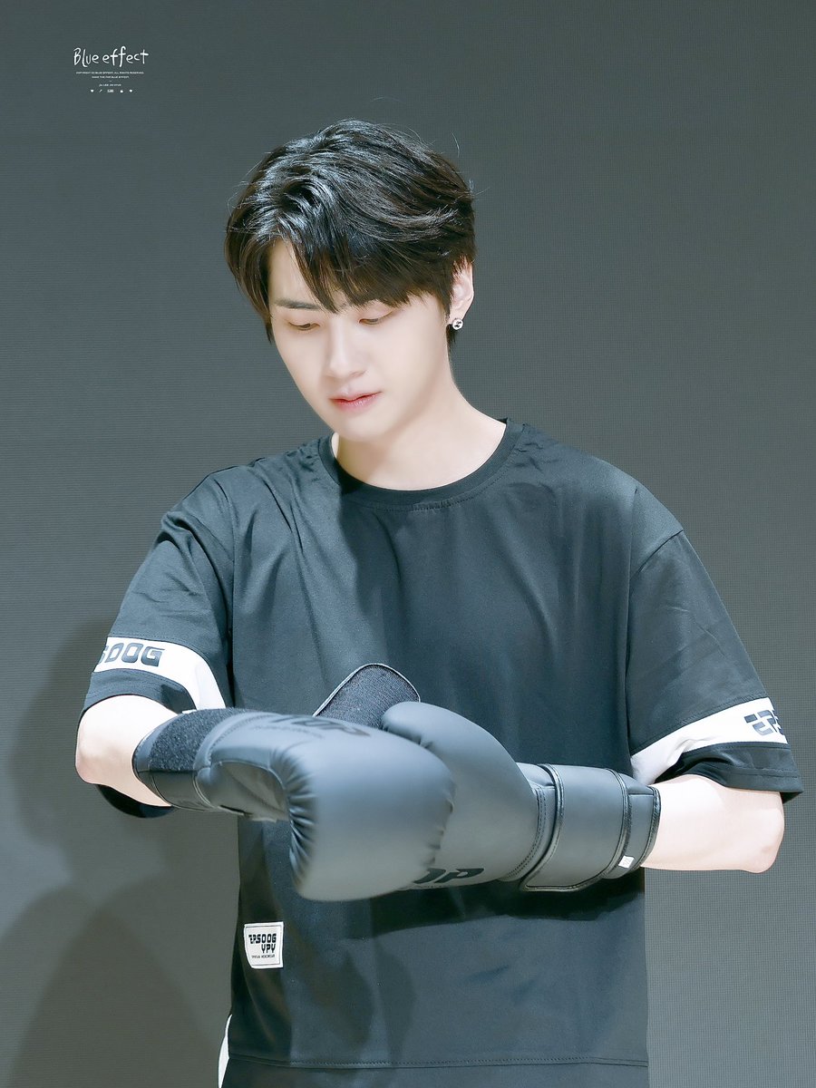 240804 진짜 넘 좋다,,,,🥺🥹 

#이진혁 #LEEJINHYUK 
#브이태양 #세상_파란_타격감_지녁