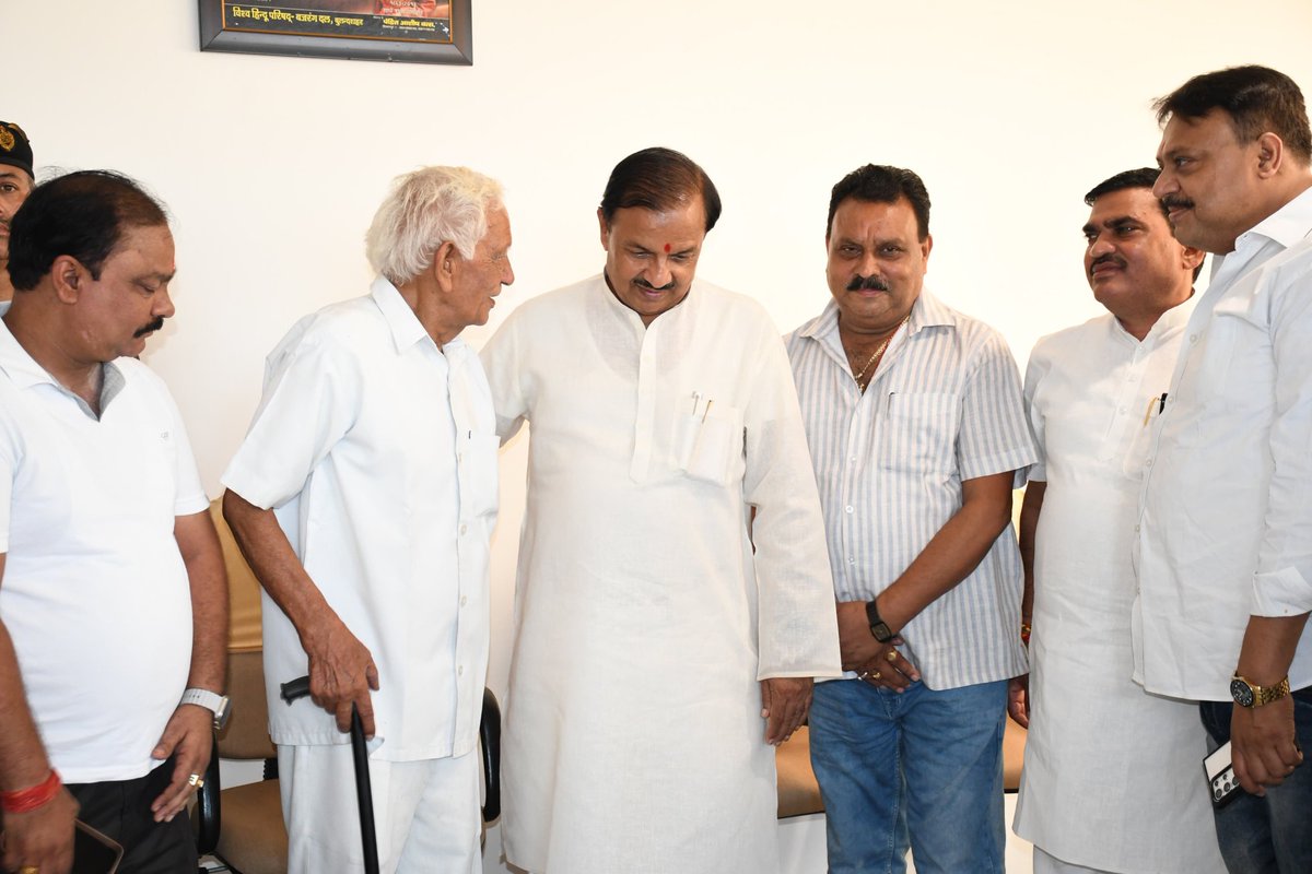 dr_maheshsharma's tweet photo. आज अपने संसदीय क्षेत्र गौतमबुद्ध नगर के खुर्जा विधानसभा में पार्टी के कार्यकर्ताओं से आत्मीय भेट कर उनका कुशलक्षेम जाना। https://t.co/fJ2vfUQsPc