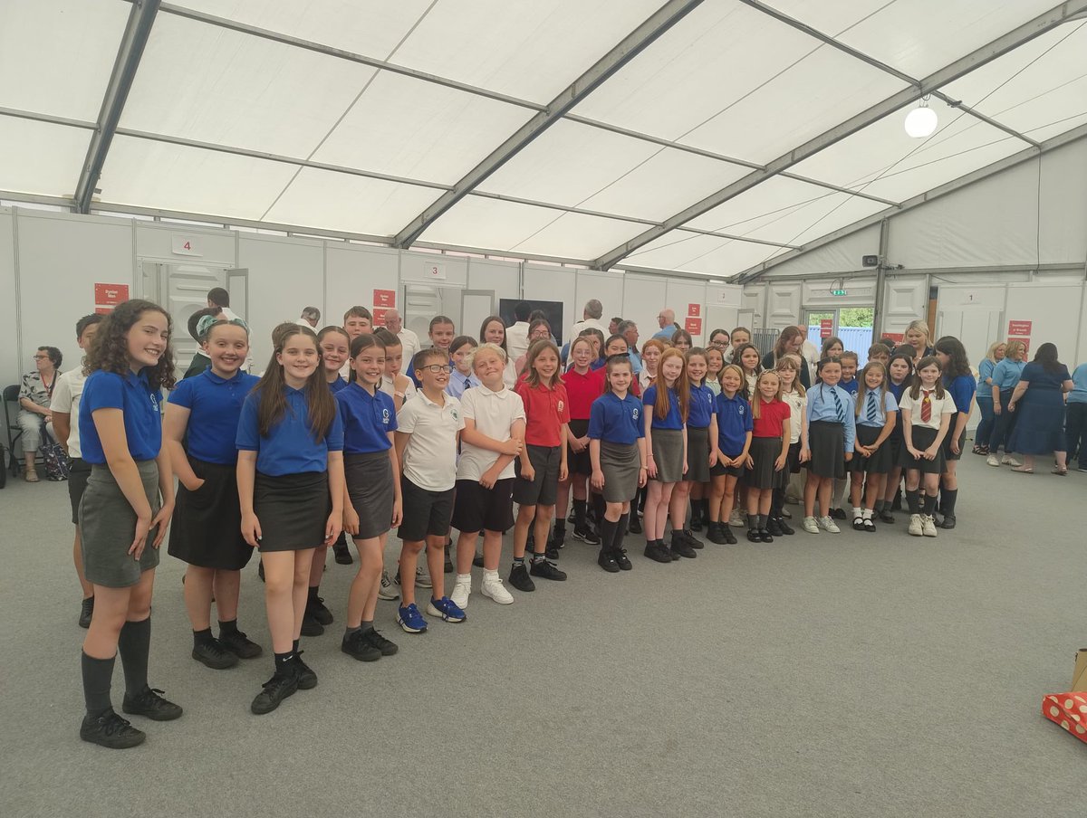 Côr Parterniaeth Ysgolion Parterniaeth Pontypridd yn grêt ar y llwyfan. What a great performance by the Partneriaeth Ysgolion Pontypridd choir. <a href="/YGGCastellau/">Ysgol Castellau</a> <a href="/YsgolEvanJames/">Ysgol Evan James</a> @PsnYsgol