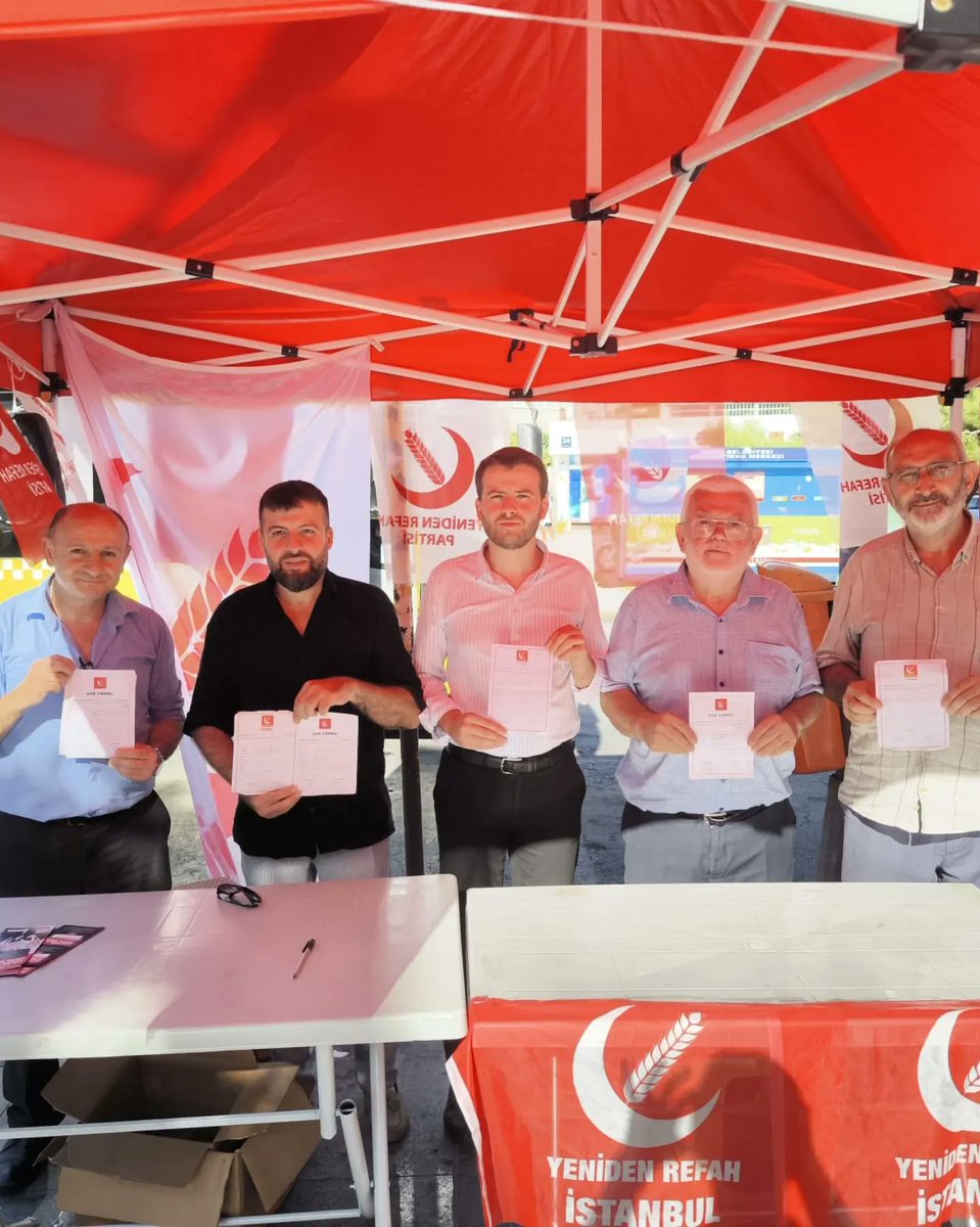 Yrefahfatihilce's tweet photo. Fatih ilçe teşkilatı olarak Kocamustafapaşa Meydanında Aşura dağıtımız gerçekleştirdik. Üye Olanlara hayırlı olsun dedik Genel Başkanımız Fatih Erbakan Bey'in Selamlarını ilettik.
@Nuri__Ozata @erbakanfatih @bekirunak @OzkarataslHalit https://t.co/DoXuzSeOWM