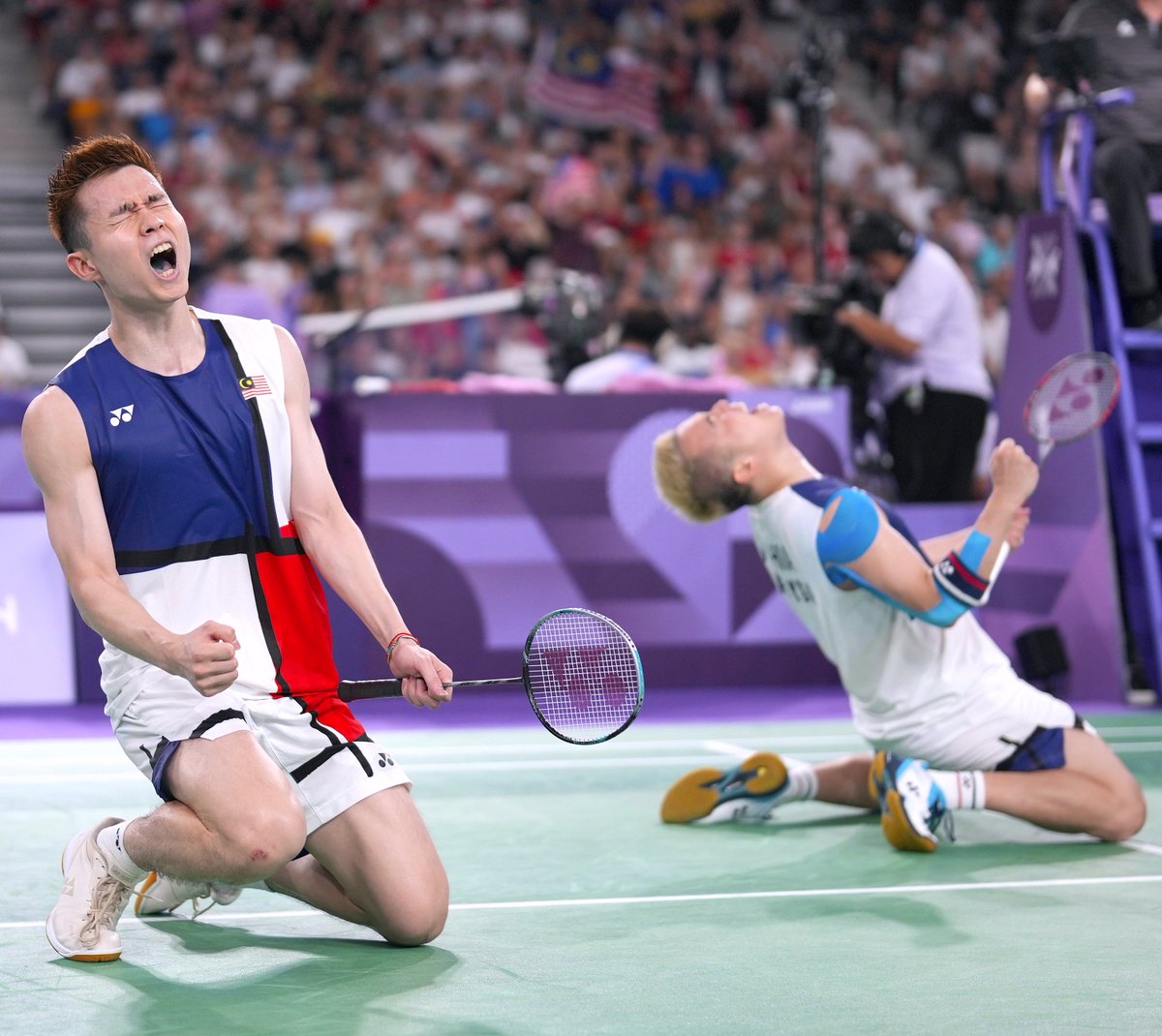 FIRST OLYMPIC MEDAL FOR MALAYSIA IN PARIS!!

🇲🇾 Aaron Chia / Soh Wooi Yik defended their #Tokyo2020 🥉 in #Paris2024! 

ChiaSoh defeating World No. 2 🇩🇰 Kim Astrup / Anders Skaarup Rasmussen to clinch the medal. 

16-21
22-20
21-19

GILAAAAAAAAA!!!!

They are the only 🇲🇾 men's