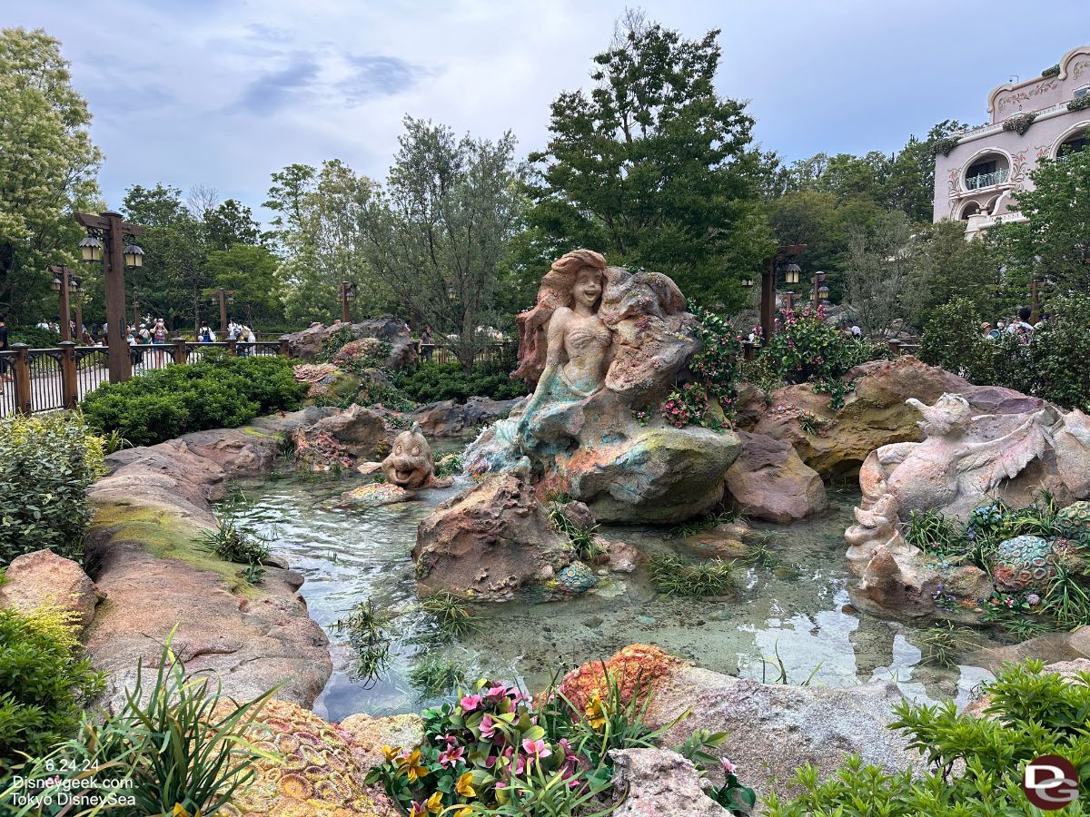 disneygeekcom's tweet photo. Today @daynah continues her #TokyoDisneySea #FantasySprings series with a look at the springs and rockwork.

https://t.co/FyqYR4JtTS https://t.co/G3H2IbYec6