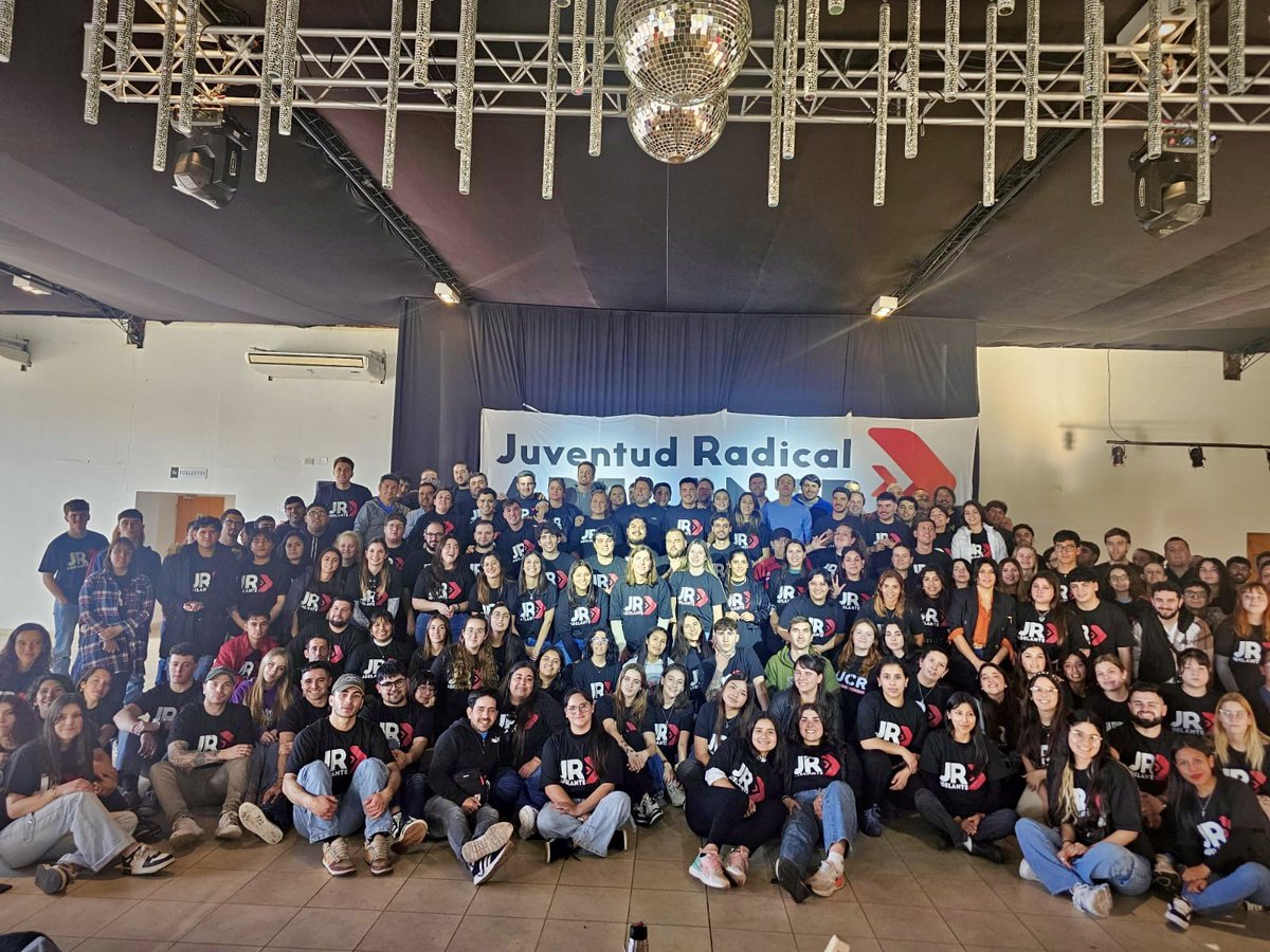 La juventud es el presente del país que seremos en el futuro. Comenzamos una nueva etapa en el radicalismo bonaerense. Jóvenes dirigentes de @adelantebuenosaires se preparan para ser líderes. Estoy feliz de poder acompañar este proceso.