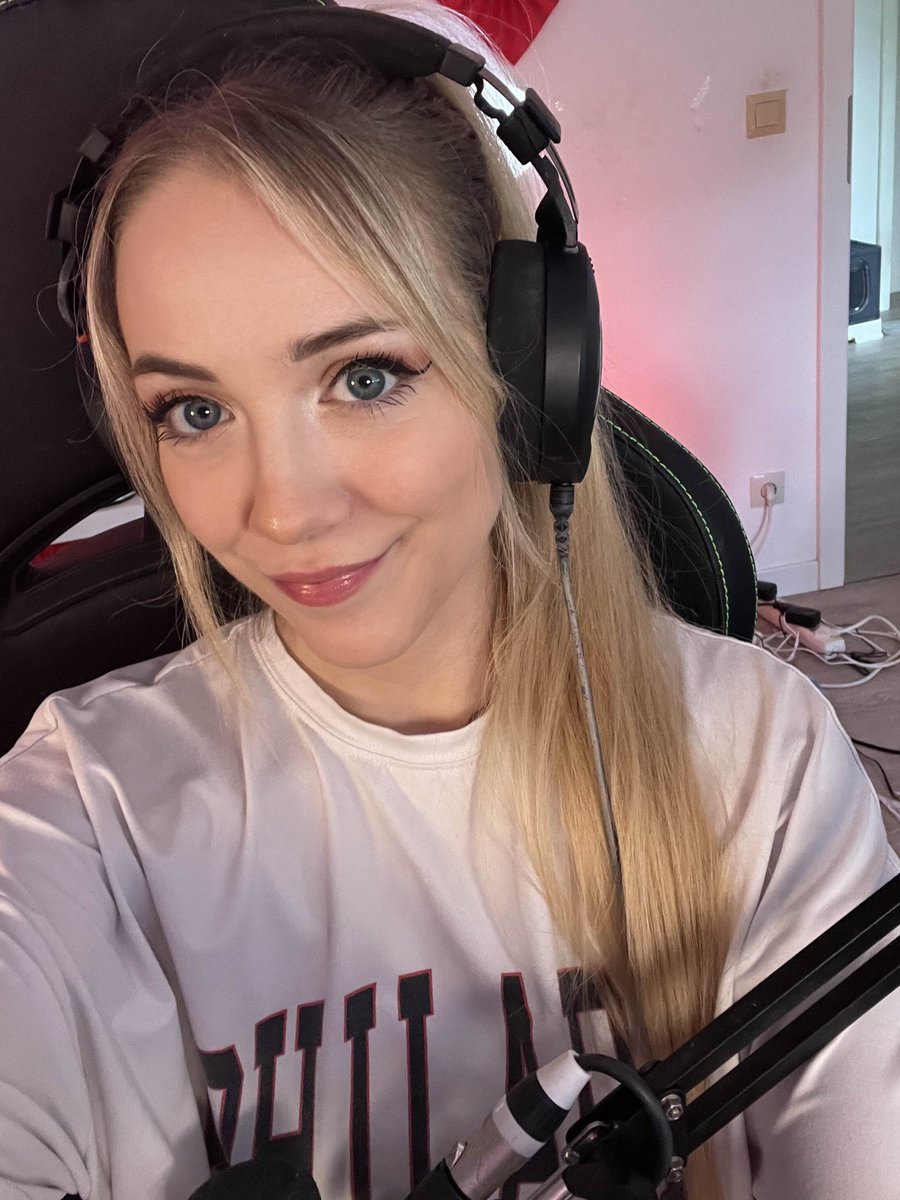 Wir machen heute beim PUBG Turnier von <a href="/BonjwaRedPanda/">Leon</a> mit! Gecastet wird das ganze auf dem <a href="/BonjwaDE/">Bonjwa</a> Twitch Channel, schaut mal vorbei ❤️ Bei mir seht ihr natürlich mein überragendes Gameplay.

Ps.: Lasst euch von den Kabeln nicht triggern, das gehört so.