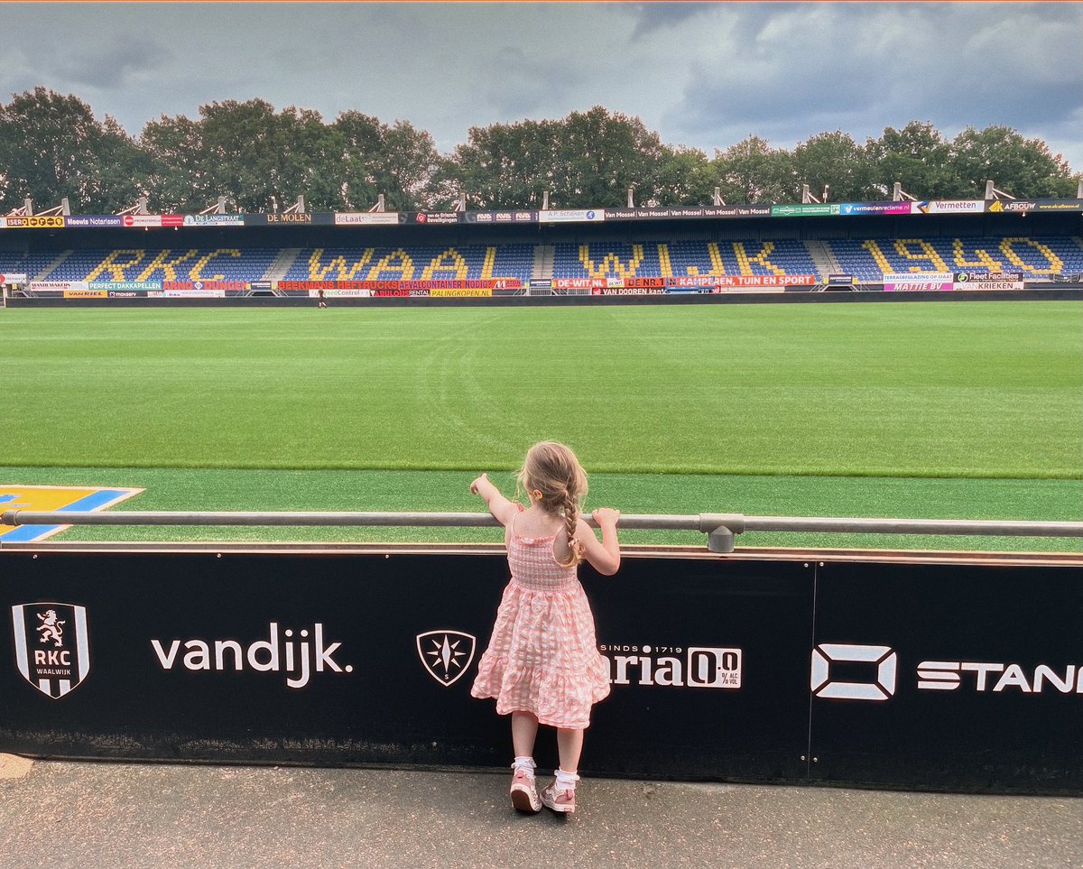 stmalive's tweet image. Met de paplepel 💛💙