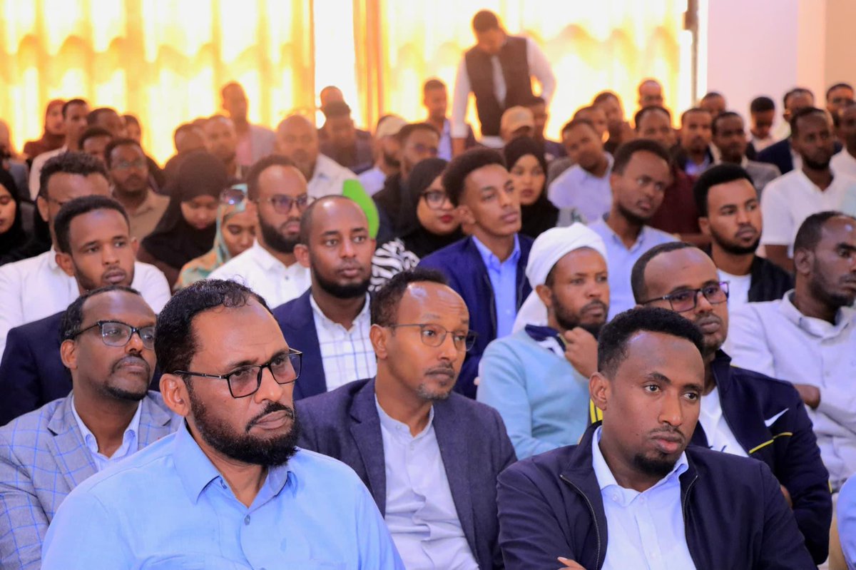 Farouk_H_Warfa's tweet photo. Participated Hiraad Institute's panel discussion on the impact of the government's decision to float the forex regime. I emphasized the Somali region's commitment to cushion the welfare of those who may be adversely affected in the short term. 1/2 https://t.co/LLdiiOGwtK