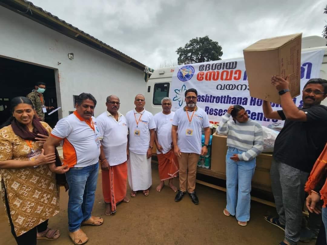 friendsofrss's tweet photo. Thank you to the @Jmrhospital team from Bengaluru for their 3 days of dedicated medical aid in landslide-affected areas.
They also supplied food, medicines, and other essentials to Seva Bharati Kerala. Your support is deeply appreciated. #SupportWayanad https://t.co/tazaoR51Oz
