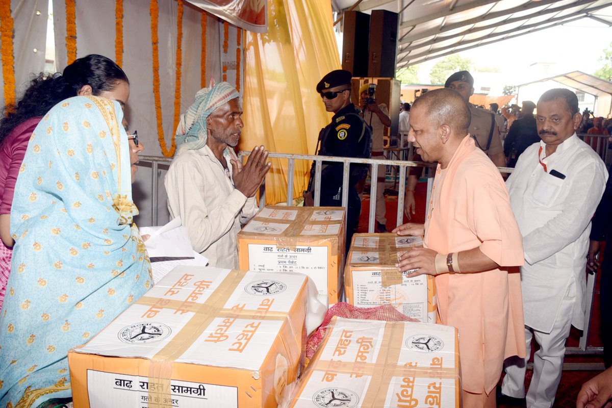 CMOfficeUP's tweet photo. #UPCM @myogiadityanath ने आज जनपद कुशीनगर में बाढ़ प्रभावितों की सहायता के लिए संचालित राहत शिविर में पहुंचकर प्रभावितों को राहत सामग्री वितरित की।

साथ ही, आवास योजना के अंतर्गत बाढ़ प्रभावितों को आवास की प्रतीकात्मक चाबी दी और सहायता राशि व उत्तर प्रदेश मुख्यमंत्री बाल सेवा योजना के चेक भी वितरित किए गए।