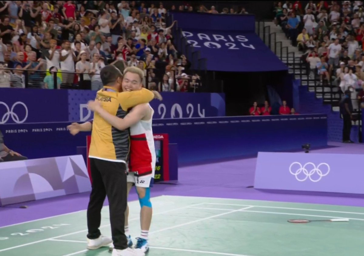 theone_xyz's tweet photo. Aaron Chia, Soh Wooi Yik, Coach Rexy &amp; Coach Tan Bin Shen 🫂

Thank you for everything 🙏🏻

From Malaysia♥️

#Paris2024 #Olympics https://t.co/Lf2evjPUJc
