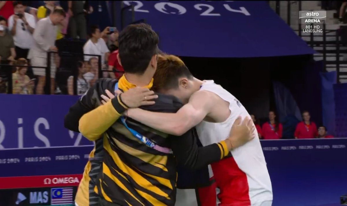 theone_xyz's tweet photo. Aaron Chia, Soh Wooi Yik, Coach Rexy &amp; Coach Tan Bin Shen 🫂

Thank you for everything 🙏🏻

From Malaysia♥️

#Paris2024 #Olympics https://t.co/Lf2evjPUJc