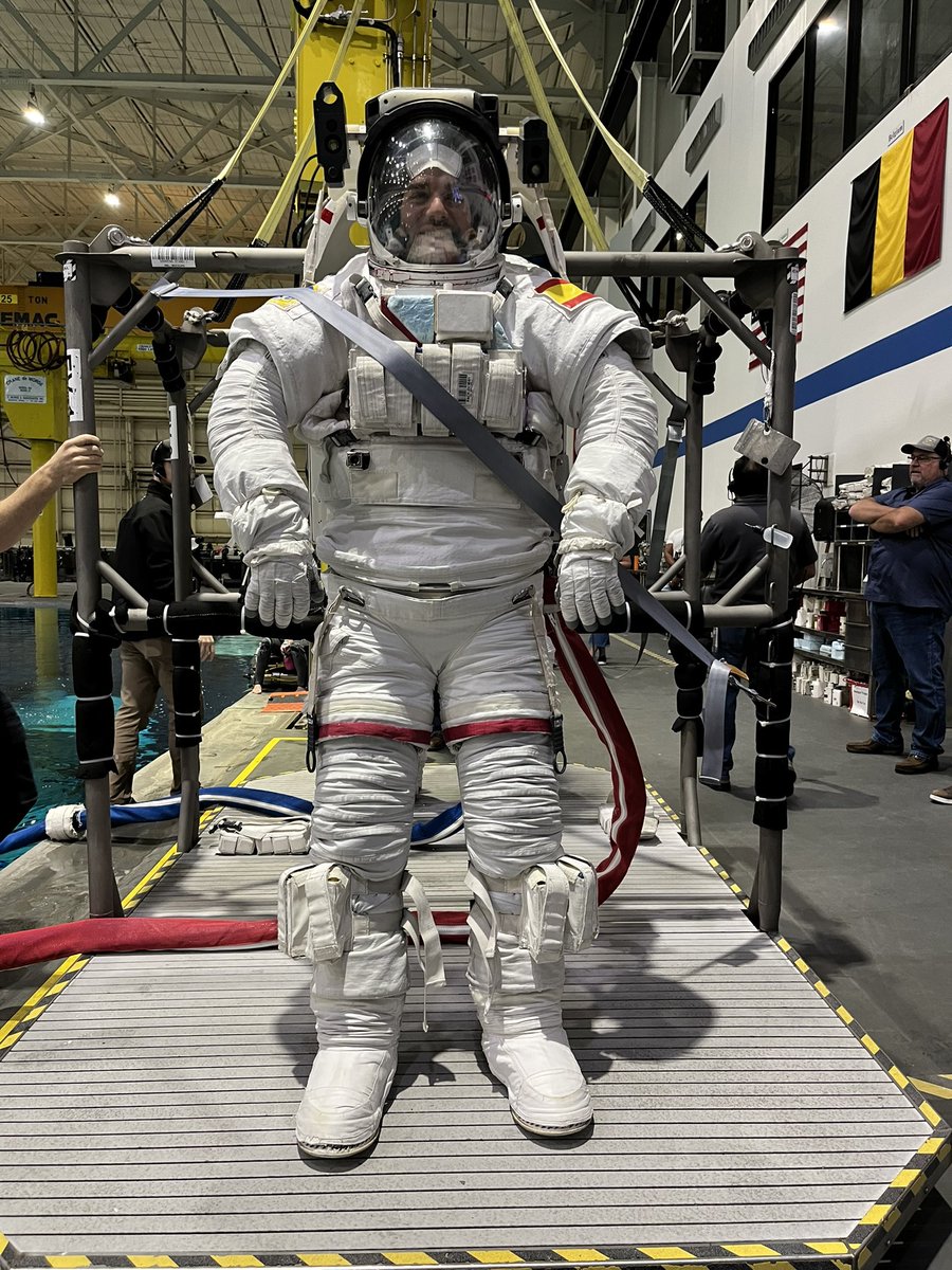 Astro_Pablo_ESA's tweet photo. Hoy quiero compartir mi primera vez en el Neutral Buoyancy Lab de la NASA. 🚀 Pasé 5 horas bajo el agua, familiarizándome con el traje espacial, distintas técnicas y herramientas. Lo más impresionante fue ver la Estación Espacial Internacional sumergida en esa piscina gigantesca y moverse sobre ella ¡Parecía de otro mundo! 🌍