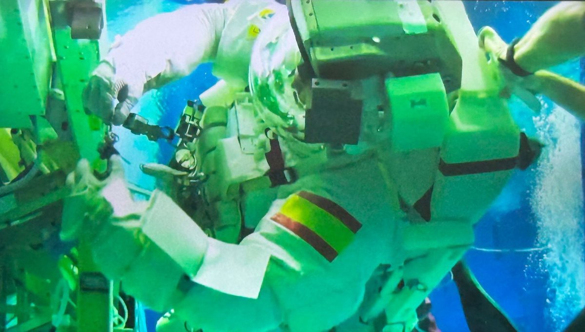 Astro_Pablo_ESA's tweet photo. Hoy quiero compartir mi primera vez en el Neutral Buoyancy Lab de la NASA. 🚀 Pasé 5 horas bajo el agua, familiarizándome con el traje espacial, distintas técnicas y herramientas. Lo más impresionante fue ver la Estación Espacial Internacional sumergida en esa piscina gigantesca y moverse sobre ella ¡Parecía de otro mundo! 🌍
