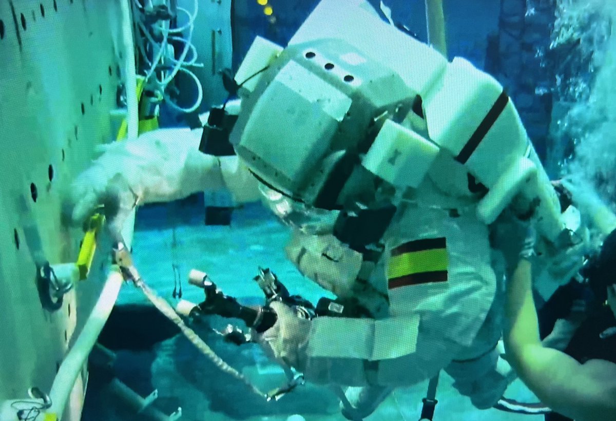 Astro_Pablo_ESA's tweet photo. Hoy quiero compartir mi primera vez en el Neutral Buoyancy Lab de la NASA. 🚀 Pasé 5 horas bajo el agua, familiarizándome con el traje espacial, distintas técnicas y herramientas. Lo más impresionante fue ver la Estación Espacial Internacional sumergida en esa piscina gigantesca y moverse sobre ella ¡Parecía de otro mundo! 🌍