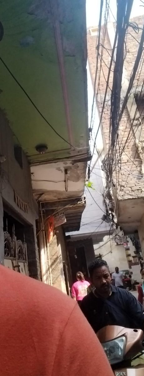 ahuja_priy84151's tweet photo. ये तारो का जंजाल और सड़को का जलभराव
जानलेवा हथियार है, जो मासूमों की जिंदगी ले लेते है और इन सबका जिम्मेदार वो सिस्टम है जो अभी भी अपनी ज़िम्मेदारी से दूर भाग रहा है!!!!

#UPSCaspirants

#ORNprotests

#DelhiCoachingCenterIncident

#WeWantJustice https://t.co/1mPE0HPMow