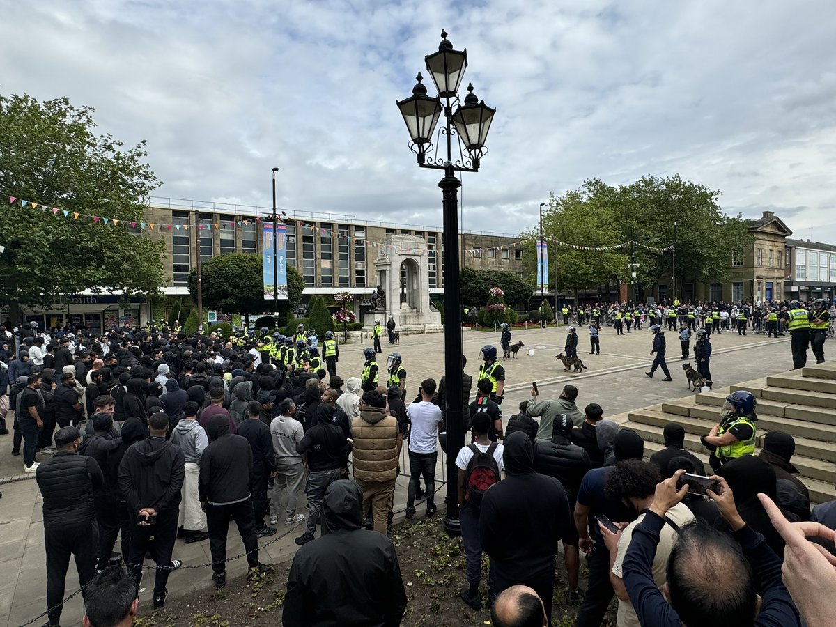 After earlier pockets of disorder, this is the current scene in front of #Bolton Town Hall, with both sets of protestors kept apart by police lines