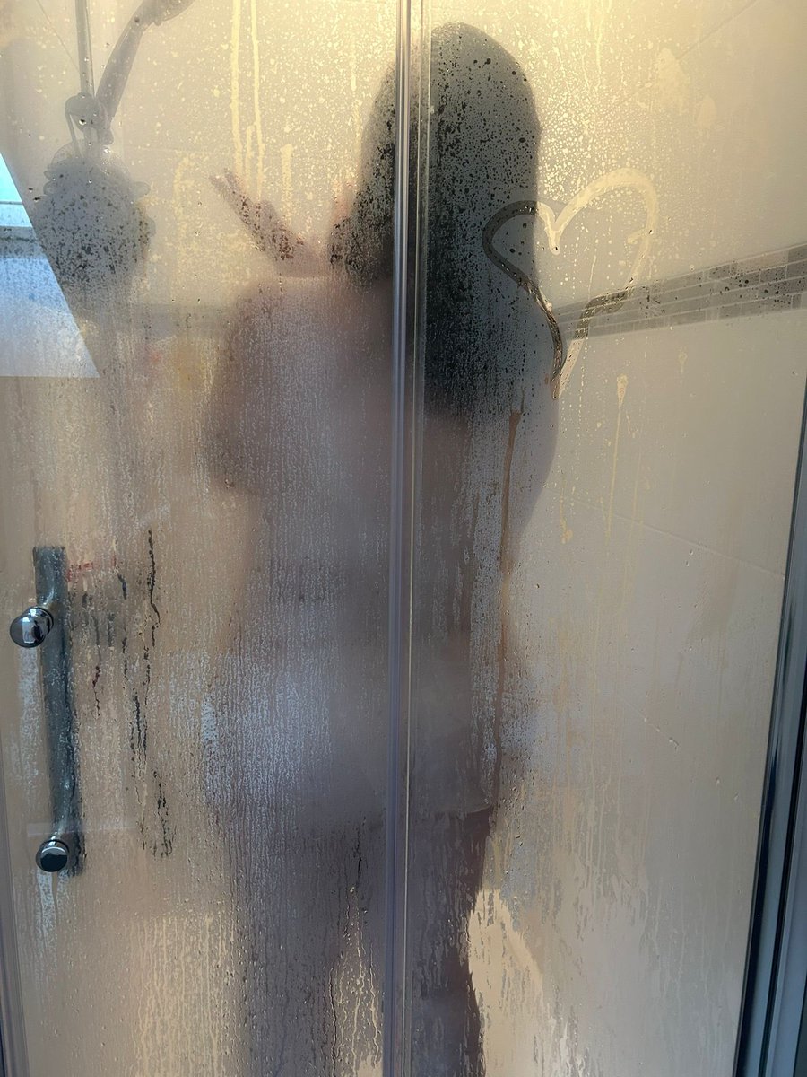 Den Stress der Woche abduschen! 
#shower #bodylicious #bodypositivity #curvy
