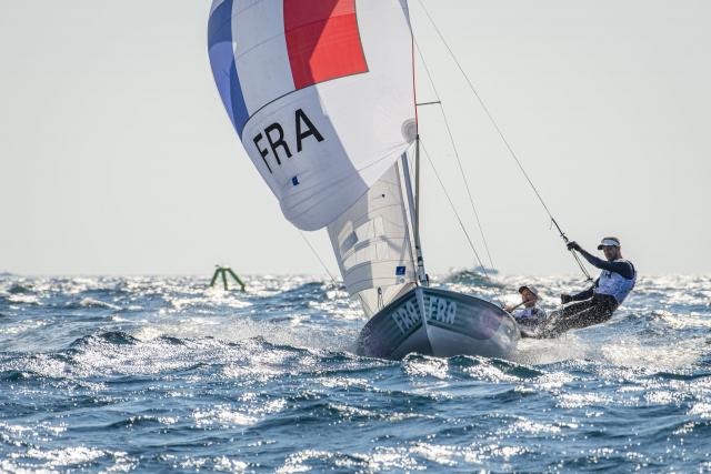 lequipe's tweet photo. Avec deux manches de cinq, dimanche à Marseille en 470, Camille Lecointre et Jérémie Mion gagnent trois places au général (5e). Les Français sont de nouveau dans le match pour le podium. Ça se corse en revanche pour Jean-Baptiste Bernaz, 7e en ILCA 7. https://t.co/fvuIvNzIbf https://t.co/aMlPqP6NVo