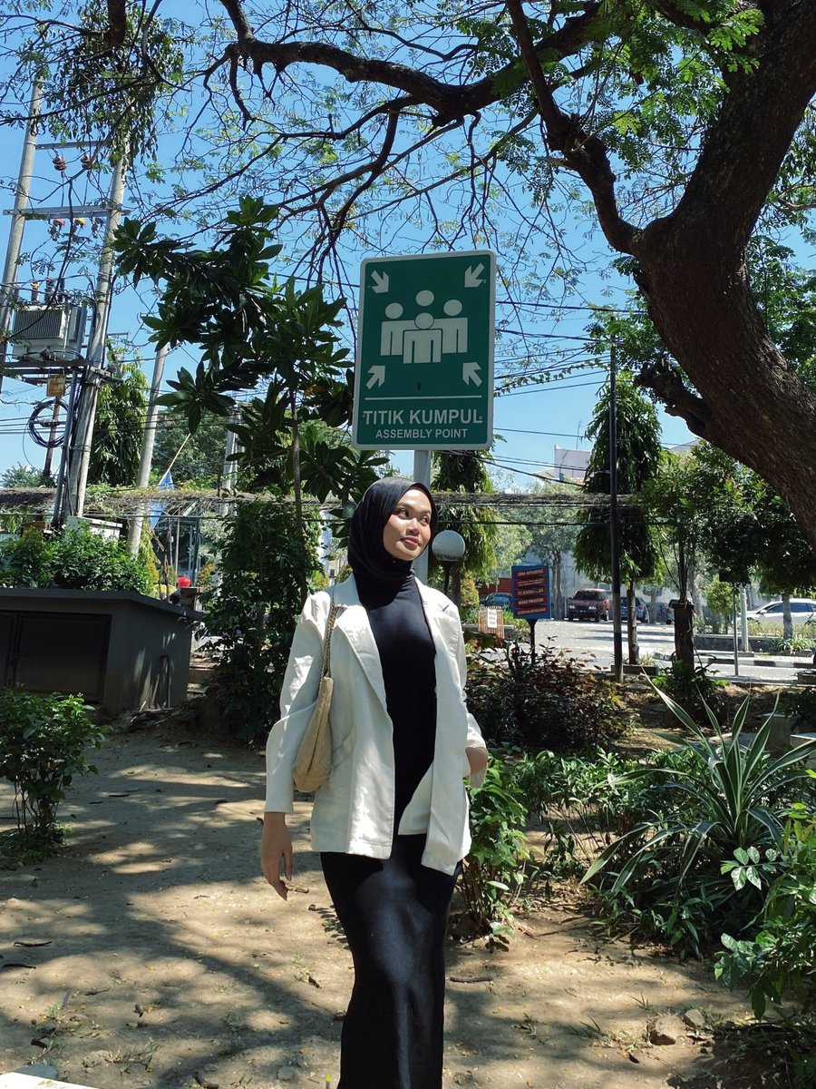 kheekmatcha's tweet photo. prof? https://t.co/0chXiLGv5B