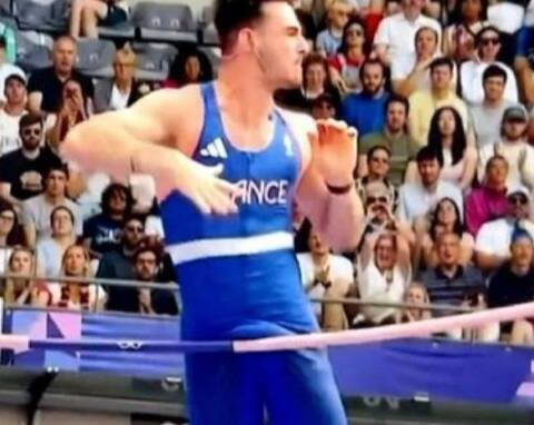 Atleta viraliza após tamanho do genital atrapalhar no salto com vara (Foto: divulgação)