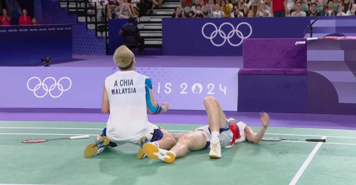 aaaaanaz_'s tweet photo. tahniah aaron wuyik! menitik air mata tengok mata kemenangan tadi. what a comeback from 16-20 to 22-20. siapa sangka dari dah mula redha boleh drag to rubber. game kali ni betul betul mengajak fans untuk senaman jantung. terima kasih atas perjuangan 🫡 #TeamMAS #Badminton https://t.co/SHq0Pt8bTj