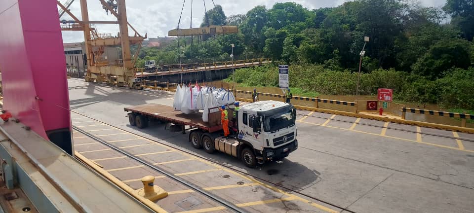 #DeInterés📌 | Con mucho orgullo y compromiso asumimos una nueva misión desde el muelle de <a href="/VENALUM_CVG/">CVG Venalum</a> ; un total de 6.551,46 TM de materia prima son trasladadas a los patios de almacenamiento de nuestra hermana empresa #SomosPotenciaProductiva #VenezuelaPazYJustica