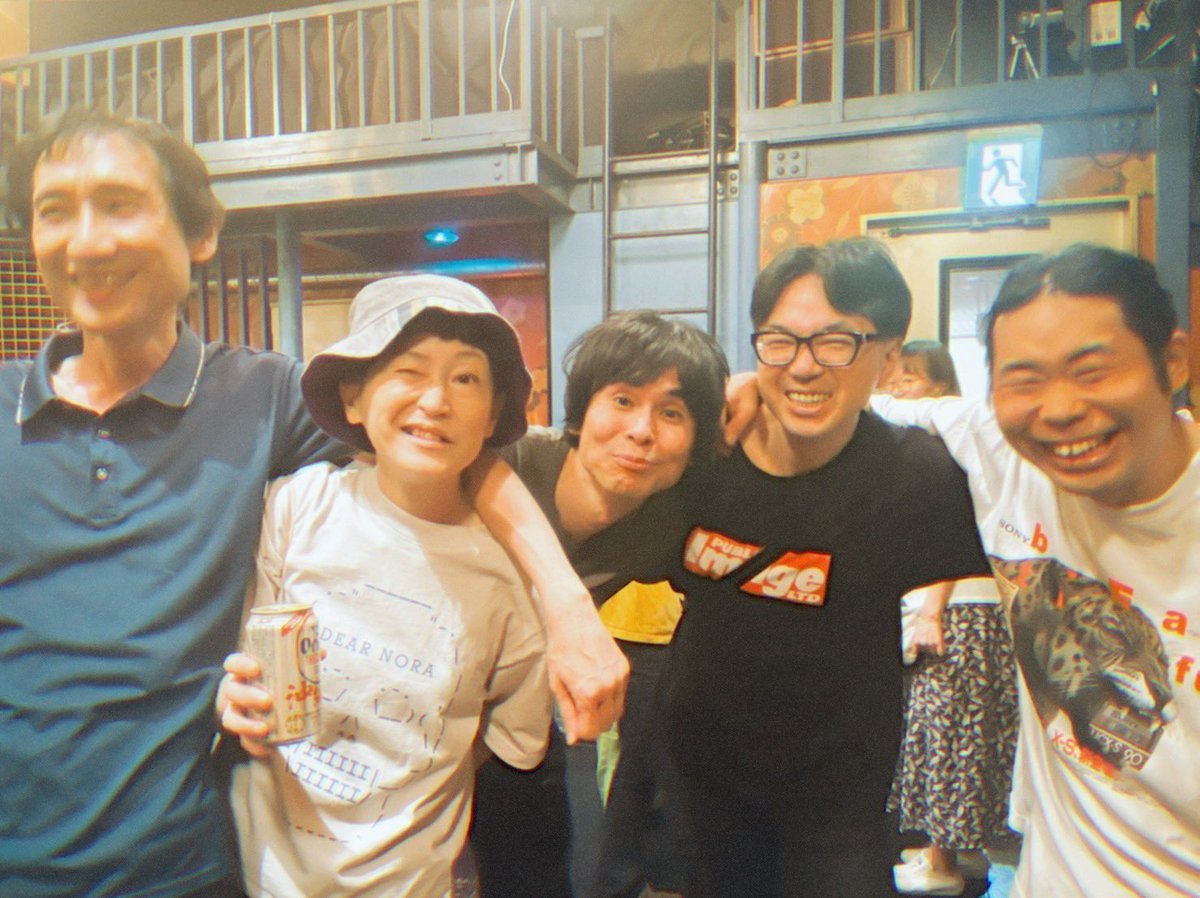 ズボンズ@新宿紅布にてデキシード・ザ・エモンズと2マン、カラフルなロックのカタマリという感じ。素晴らしい一夜をありがとうございました！めちゃたっぷり音楽した。そしてこの表情。屈託を忘れた。クマズ（The9Oz）メンバー久々の集結も嬉しきでした！