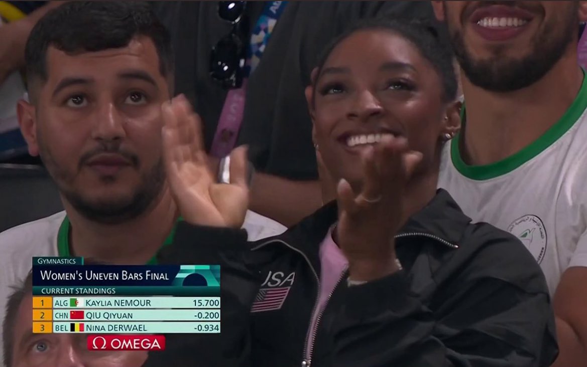 DZFOOTBALLDZ's tweet photo. La réaction de Simone Biles, la légende de la gymnastique, au moment où Kaylia Nemour a décroché la médaille d’or 🥇 

On se comprend entre championnes 🤸‍♀️💚#Paris2024 https://t.co/xz5w9nbYD7
