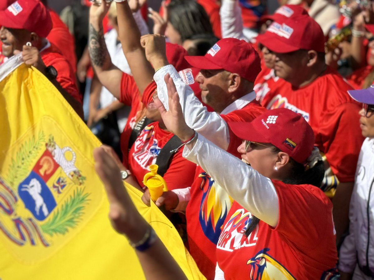 Sintrapepf_Org's tweet image. 📌 La alegría en nuestros corazones es un reflejo del amor por nuestra patria. Con Nicolás Maduro, seguimos defendiendo la soberanía de Venezuela. 🇻🇪

@NicolasMaduro 
@TellecheaRuiz 
@elguerrero9523