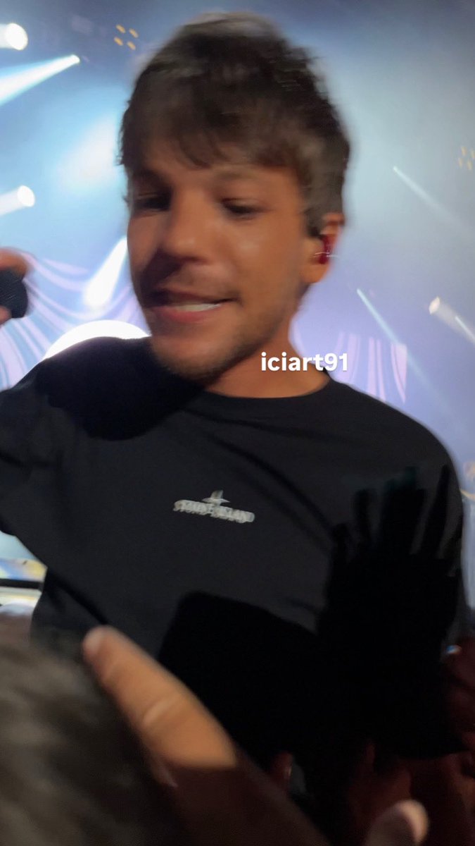 iciiart91's tweet photo. chicas estas fotos son mías (y de mis amigas nose de quien es cada una) ESTOY LOCA QUE ES ESTO QUE SE NOS TIRÓ ENCIMA HE TOCADO A LOUIS https://t.co/mSaLUIuIED