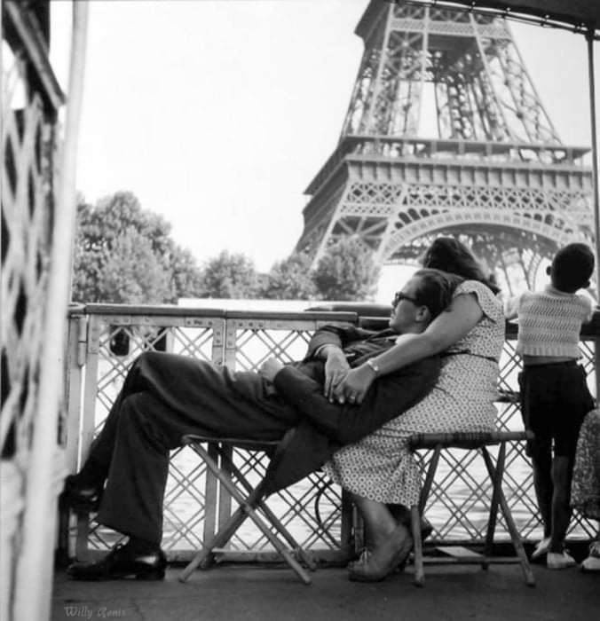 "No somos las mismas personas que el año pasado, tampoco lo son aquellos a los que amamos. Es extraordinario que, cambiando, podamos seguir amando a alguien que también cambió".
William Somerset Maugham
📷Willy Ronis