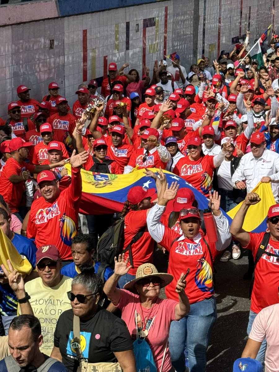 Sintrapepf_Org's tweet image. 📌 Nos unimos en apoyo a Nicolás Maduro, nuestro Presidente. La lucha por la soberanía y la defensa de la Constitución es un deber de todos. 

¡Viva Venezuela! ✊🇻🇪

@NicolasMaduro 
@TellecheaRuiz 
@elguerrero9523