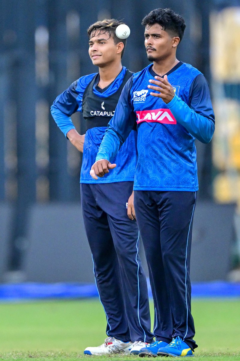 Chetans80462057's tweet image. #INDvSL
India is in big Trouble 😥😥

#INDvSL #VANDERSAY
SL.   240/9 (50)
IND. 147/6  (23.1)